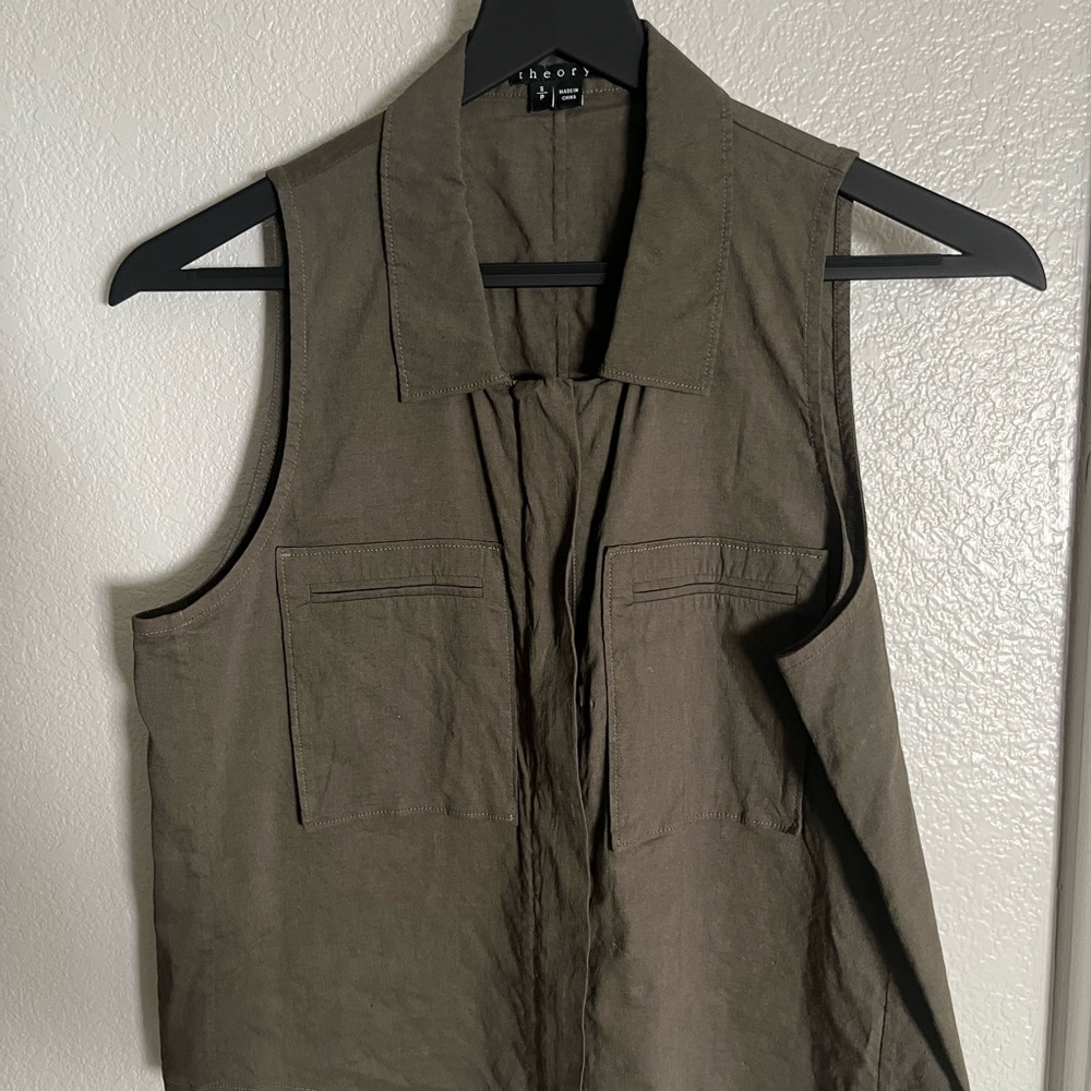 Olive Sleeveless zip up stretch blend Theory collared top.